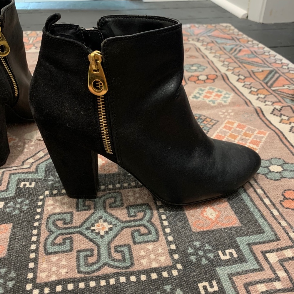 Size 9, leather & suede, black booties!
